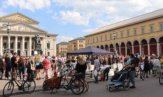 Demo am Platz vor dem Nationaltheater /Staatsoper(©Foto: Martin Schmitz)